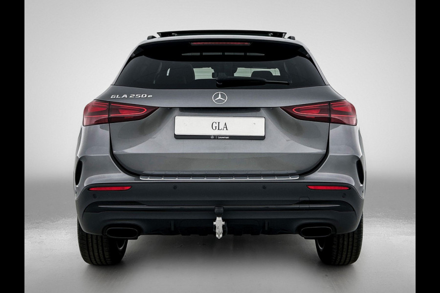 Mercedes-Benz GLA 250 e 140 Year Edition | Premium Plus pakket | Nightpakket | Parkeerpakket met 360°-camera | Trekhaak | Panoramaschuifdak | 20” tien-dubbelspaaks AMG velgen |
