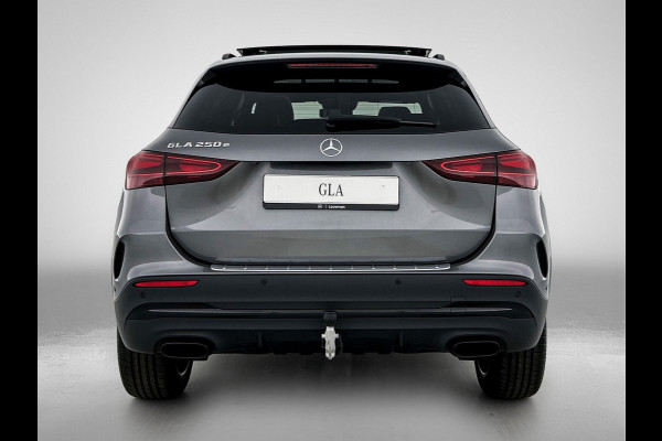 Mercedes-Benz GLA 250 e 140 Year Edition | Premium Plus pakket | Nightpakket | Parkeerpakket met 360°-camera | Trekhaak | Panoramaschuifdak | 20” tien-dubbelspaaks AMG velgen |