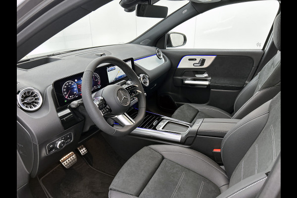 Mercedes-Benz GLA 250 e 140 Year Edition | Premium Plus pakket | Nightpakket | Parkeerpakket met 360°-camera | Trekhaak | Panoramaschuifdak | 20” tien-dubbelspaaks AMG velgen |