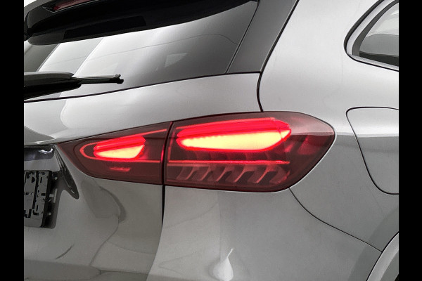 Mercedes-Benz GLA 250 e 140 Year Edition | Premium Plus pakket | Nightpakket | Parkeerpakket met 360°-camera | Trekhaak | Panoramaschuifdak | 20” tien-dubbelspaaks AMG velgen |