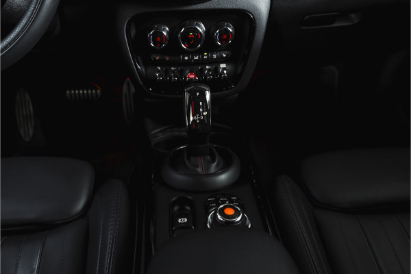 MINI Clubman 2.0 JCW ALL4 Chili | S/K-Panodak | Adapt. Cruise | Stoelverw. | PDC | Camera | NAV + App.Connect | ECC | Harman Kardon | LM 19" |