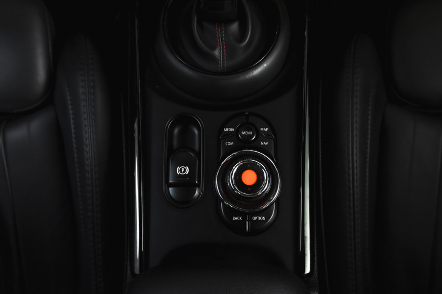 MINI Clubman 2.0 JCW ALL4 Chili | S/K-Panodak | Adapt. Cruise | Stoelverw. | PDC | Camera | NAV + App.Connect | ECC | Harman Kardon | LM 19" |