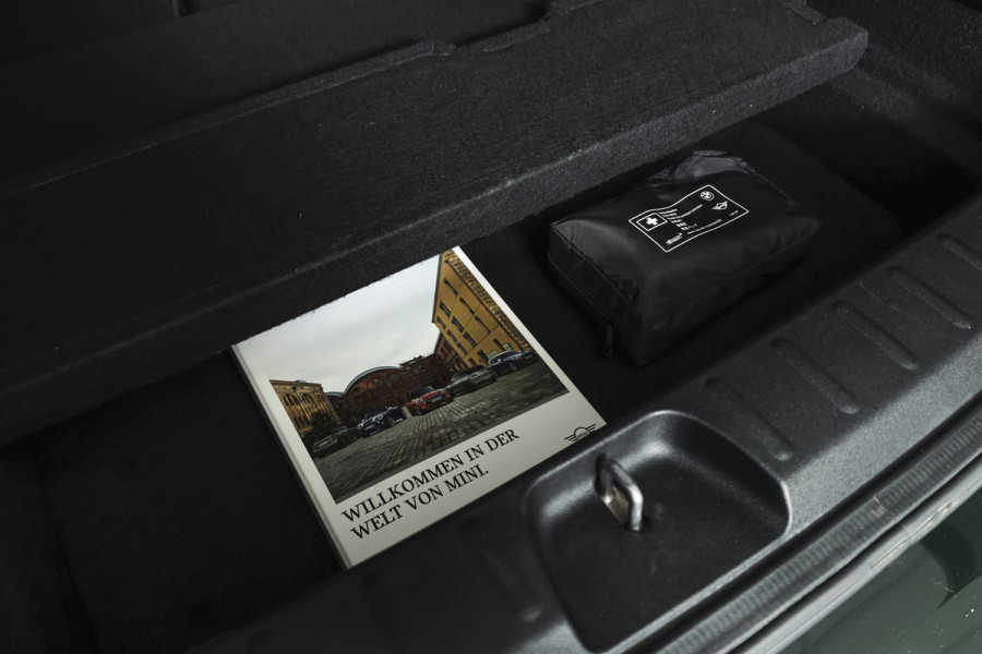 MINI Clubman 2.0 JCW ALL4 Chili | S/K-Panodak | Adapt. Cruise | Stoelverw. | PDC | Camera | NAV + App.Connect | ECC | Harman Kardon | LM 19" |