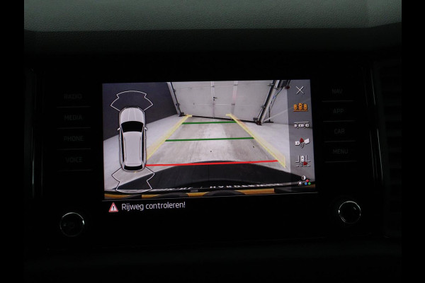 Škoda Kodiaq 1.5 TSI Sportline Business | Stoel&Stuurverwarming | Keyless | Adaptive cruise control | Carplay | Climate control | Camera | Navigatie | Bluetooth | DAB+ | Sfeerverlichting | Canton audio
