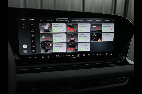 Audi A6 Avant 2.0 e-hybrid quattro S edition Competition | Panoramadak | B&O | Stoelventilatie en Massage | 360 Camera | Luchtvering | Ambiance Interieur | Achterasbesturing | Carbon Inleg | Head-Up | S-Seats | Passagiers Display |