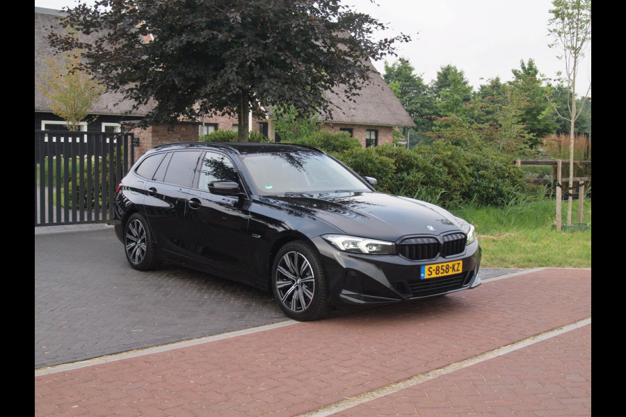 BMW 3 Serie Touring 320e | Facelift | 19 Inch | Camera | Sfeerverlichting | Cruise Control | Leer | NL-Auto |