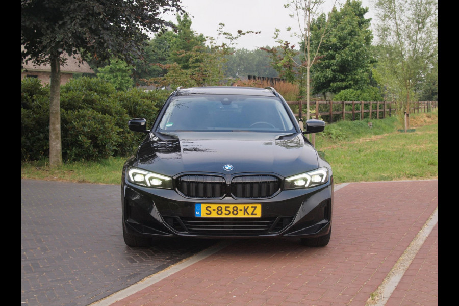 BMW 3 Serie Touring 320e | Facelift | 19 Inch | Camera | Sfeerverlichting | Cruise Control | Leer | NL-Auto |