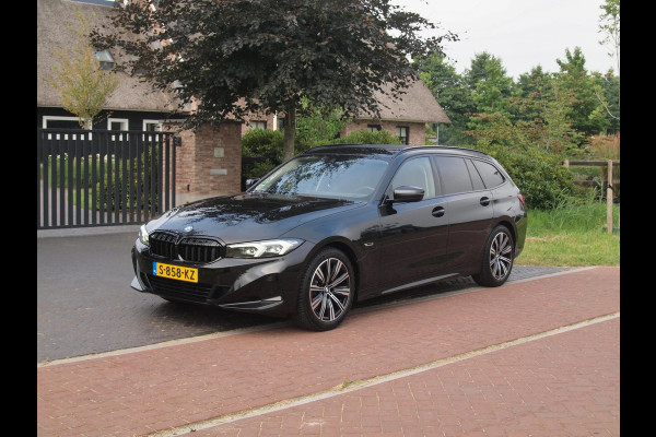 BMW 3 Serie Touring 320e | Facelift | 19 Inch | Camera | Sfeerverlichting | Cruise Control | Leer | NL-Auto |