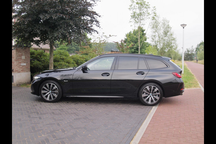 BMW 3 Serie Touring 320e | Facelift | 19 Inch | Camera | Sfeerverlichting | Cruise Control | Leer | NL-Auto |