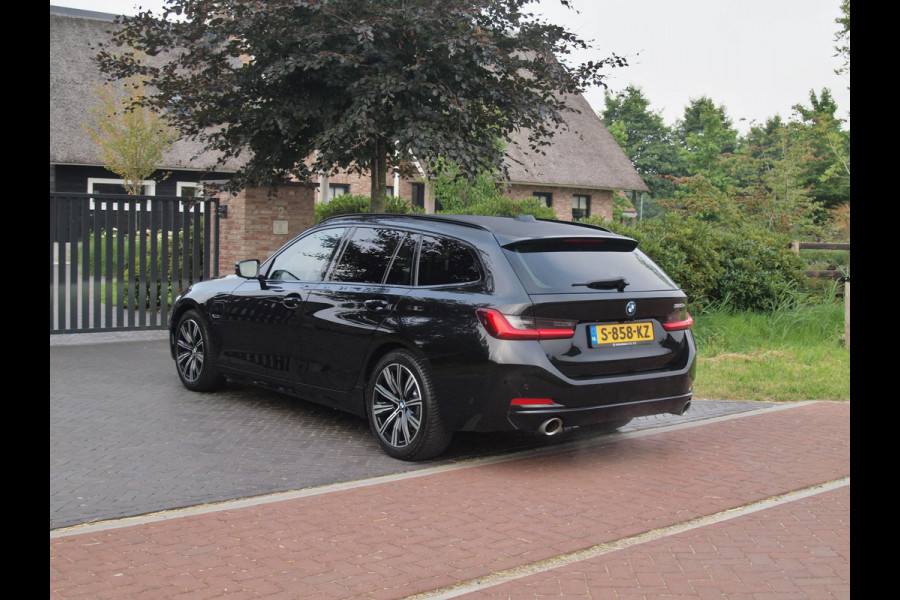 BMW 3 Serie Touring 320e | Facelift | 19 Inch | Camera | Sfeerverlichting | Cruise Control | Leer | NL-Auto |