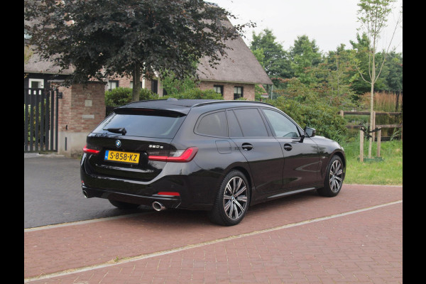 BMW 3 Serie Touring 320e | Facelift | 19 Inch | Camera | Sfeerverlichting | Cruise Control | Leer | NL-Auto |