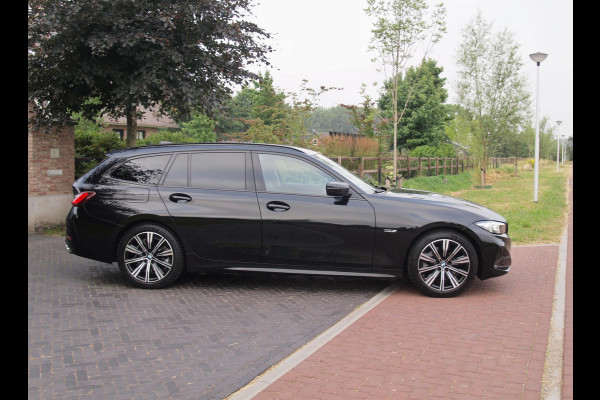 BMW 3 Serie Touring 320e | Facelift | 19 Inch | Camera | Sfeerverlichting | Cruise Control | Leer | NL-Auto |