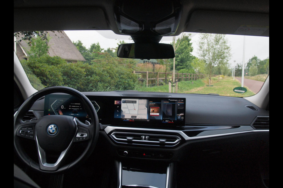 BMW 3 Serie Touring 320e | Facelift | 19 Inch | Camera | Sfeerverlichting | Cruise Control | Leer | NL-Auto |