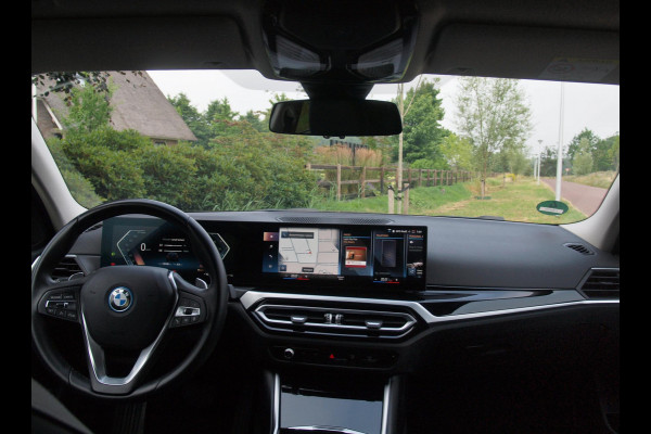 BMW 3 Serie Touring 320e | Facelift | 19 Inch | Camera | Sfeerverlichting | Cruise Control | Leer | NL-Auto |
