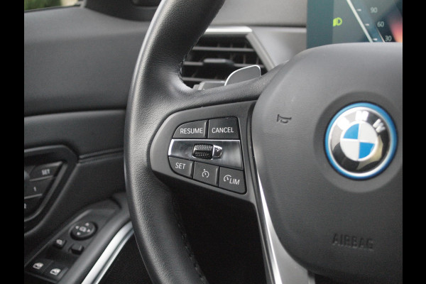 BMW 3 Serie Touring 320e | Facelift | 19 Inch | Camera | Sfeerverlichting | Cruise Control | Leer | NL-Auto |
