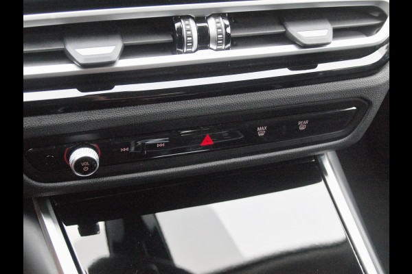 BMW 3 Serie Touring 320e | Facelift | 19 Inch | Camera | Sfeerverlichting | Cruise Control | Leer | NL-Auto |