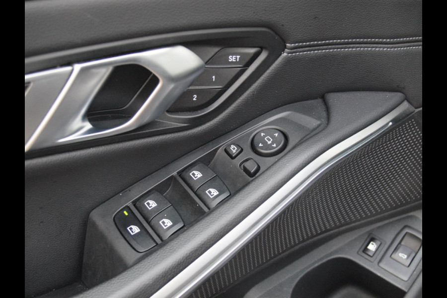 BMW 3 Serie Touring 320e | Facelift | 19 Inch | Camera | Sfeerverlichting | Cruise Control | Leer | NL-Auto |
