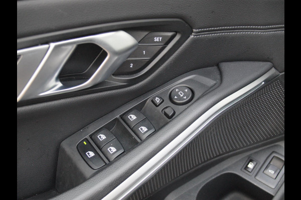 BMW 3 Serie Touring 320e | Facelift | 19 Inch | Camera | Sfeerverlichting | Cruise Control | Leer | NL-Auto |