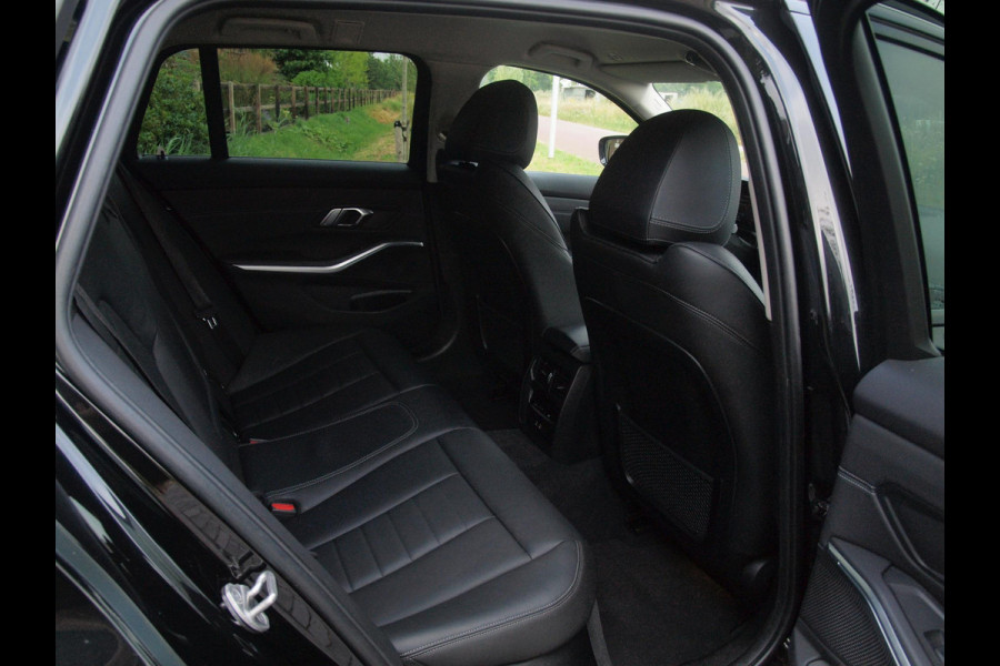 BMW 3 Serie Touring 320e | Facelift | 19 Inch | Camera | Sfeerverlichting | Cruise Control | Leer | NL-Auto |