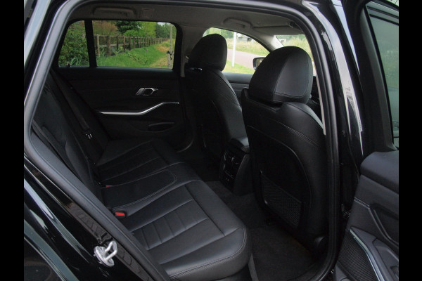 BMW 3 Serie Touring 320e | Facelift | 19 Inch | Camera | Sfeerverlichting | Cruise Control | Leer | NL-Auto |