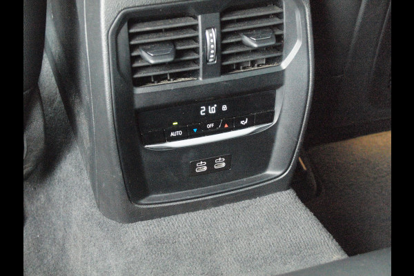 BMW 3 Serie Touring 320e | Facelift | 19 Inch | Camera | Sfeerverlichting | Cruise Control | Leer | NL-Auto |