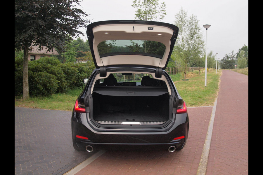 BMW 3 Serie Touring 320e | Facelift | 19 Inch | Camera | Sfeerverlichting | Cruise Control | Leer | NL-Auto |