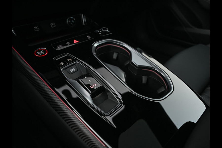 Audi A6 Avant 2.0 e-hybrid quattro S edition Competition | Panoramadak | B&O | Stoelventilatie en Massage | 360 Camera | Luchtvering | Ambiance Interieur | Achterasbesturing | Carbon Inleg | Head-Up | S-Seats | Passagiers Display |
