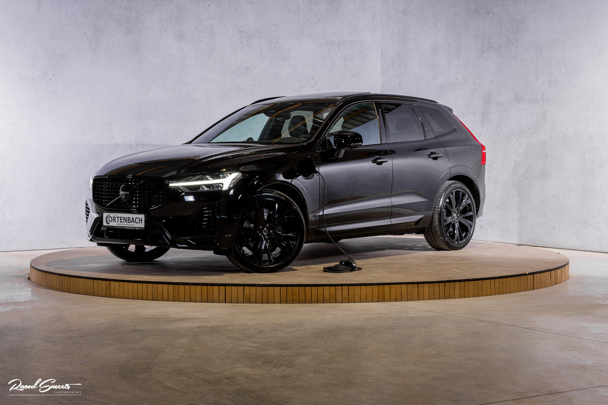 Volvo XC60 2.0 T6 Plug-in hybrid AWD Ultra Black Edition long Range | Luchtvering | Bowers&Wilkins | Zwenkbare trekhaak | Panorama dak | Memory | Blis |