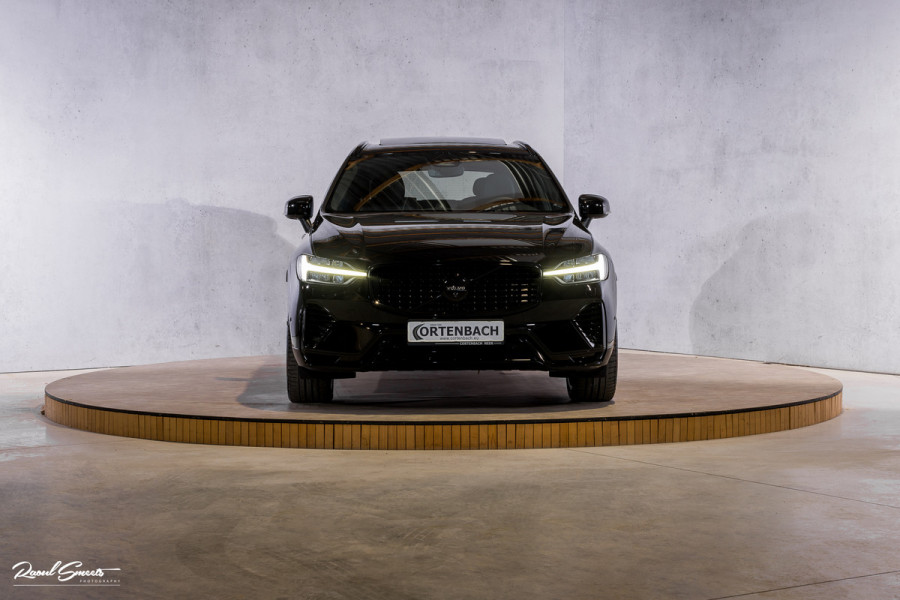 Volvo XC60 2.0 T6 Plug-in hybrid AWD Ultra Black Edition long Range | Luchtvering | Bowers&Wilkins | Zwenkbare trekhaak | Panorama dak | Memory | Blis |