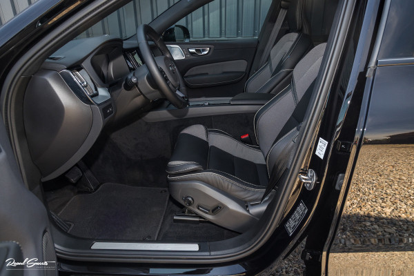 Volvo XC60 2.0 T6 Plug-in hybrid AWD Ultra Black Edition long Range | Luchtvering | Bowers&Wilkins | Zwenkbare trekhaak | Panorama dak | Memory | Blis |