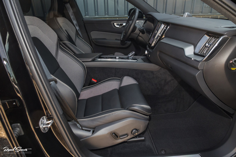 Volvo XC60 2.0 T6 Plug-in hybrid AWD Ultra Black Edition long Range | Luchtvering | Bowers&Wilkins | Zwenkbare trekhaak | Panorama dak | Memory | Blis |