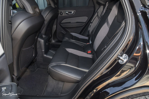 Volvo XC60 2.0 T6 Plug-in hybrid AWD Ultra Black Edition long Range | Luchtvering | Bowers&Wilkins | Zwenkbare trekhaak | Panorama dak | Memory | Blis |
