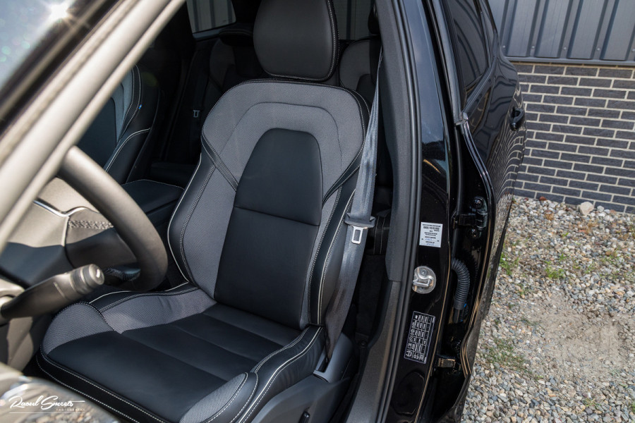 Volvo XC60 2.0 T6 Plug-in hybrid AWD Ultra Black Edition long Range | Luchtvering | Bowers&Wilkins | Zwenkbare trekhaak | Panorama dak | Memory | Blis |