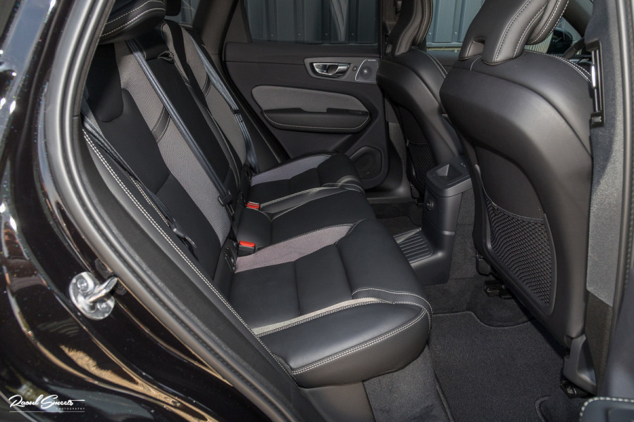 Volvo XC60 2.0 T6 Plug-in hybrid AWD Ultra Black Edition long Range | Luchtvering | Bowers&Wilkins | Zwenkbare trekhaak | Panorama dak | Memory | Blis |