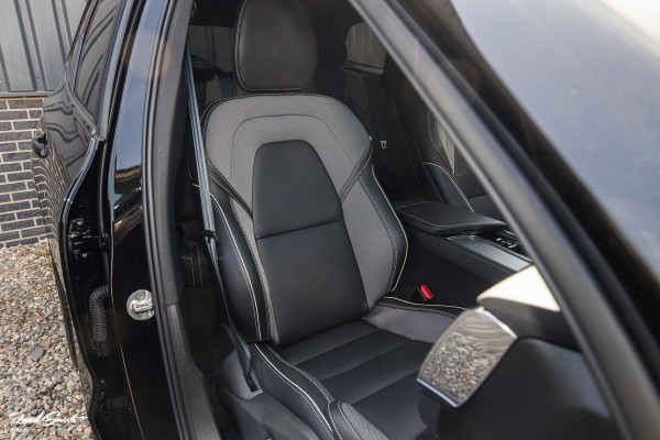 Volvo XC60 2.0 T6 Plug-in hybrid AWD Ultra Black Edition long Range | Luchtvering | Bowers&Wilkins | Zwenkbare trekhaak | Panorama dak | Memory | Blis |