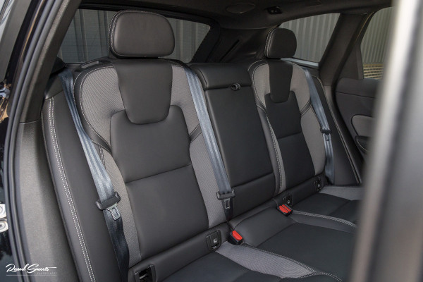 Volvo XC60 2.0 T6 Plug-in hybrid AWD Ultra Black Edition long Range | Luchtvering | Bowers&Wilkins | Zwenkbare trekhaak | Panorama dak | Memory | Blis |