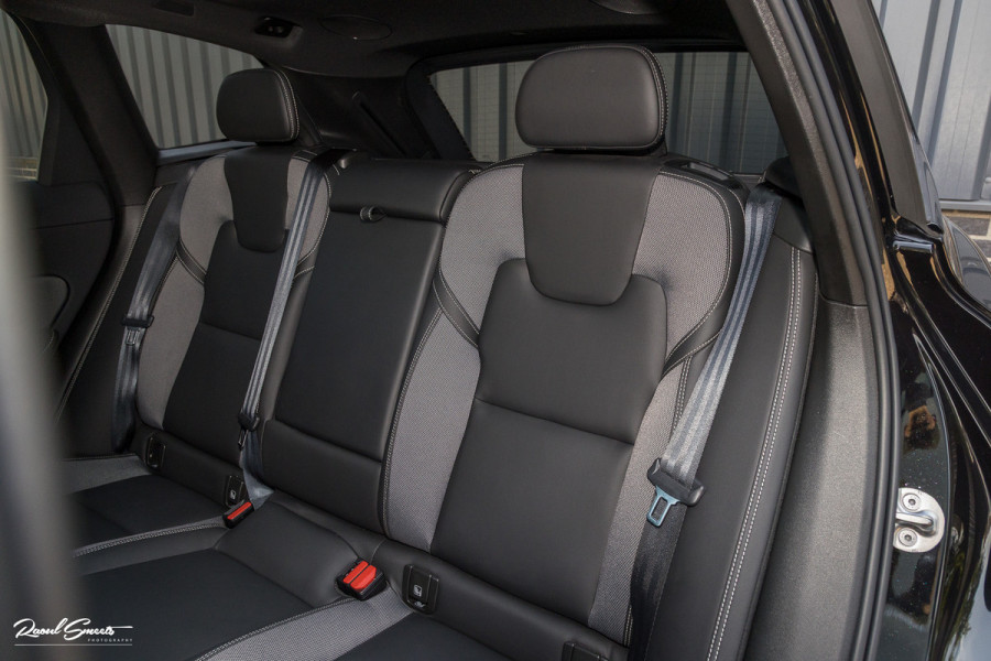 Volvo XC60 2.0 T6 Plug-in hybrid AWD Ultra Black Edition long Range | Luchtvering | Bowers&Wilkins | Zwenkbare trekhaak | Panorama dak | Memory | Blis |
