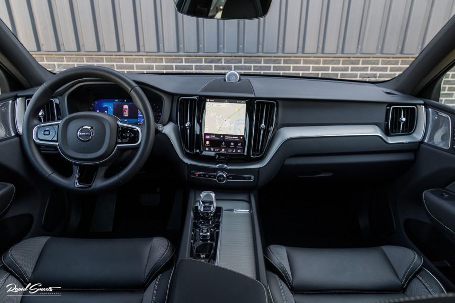 Volvo XC60 2.0 T6 Plug-in hybrid AWD Ultra Black Edition long Range | Luchtvering | Bowers&Wilkins | Zwenkbare trekhaak | Panorama dak | Memory | Blis |