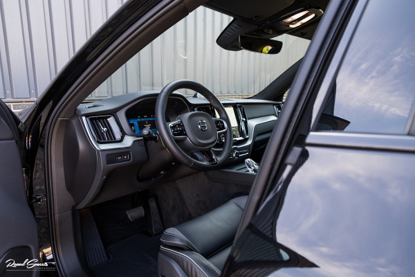 Volvo XC60 2.0 T6 Plug-in hybrid AWD Ultra Black Edition long Range | Luchtvering | Bowers&Wilkins | Zwenkbare trekhaak | Panorama dak | Memory | Blis |