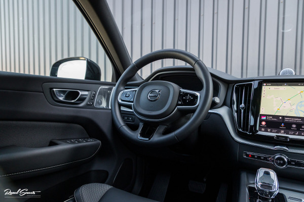 Volvo XC60 2.0 T6 Plug-in hybrid AWD Ultra Black Edition long Range | Luchtvering | Bowers&Wilkins | Zwenkbare trekhaak | Panorama dak | Memory | Blis |