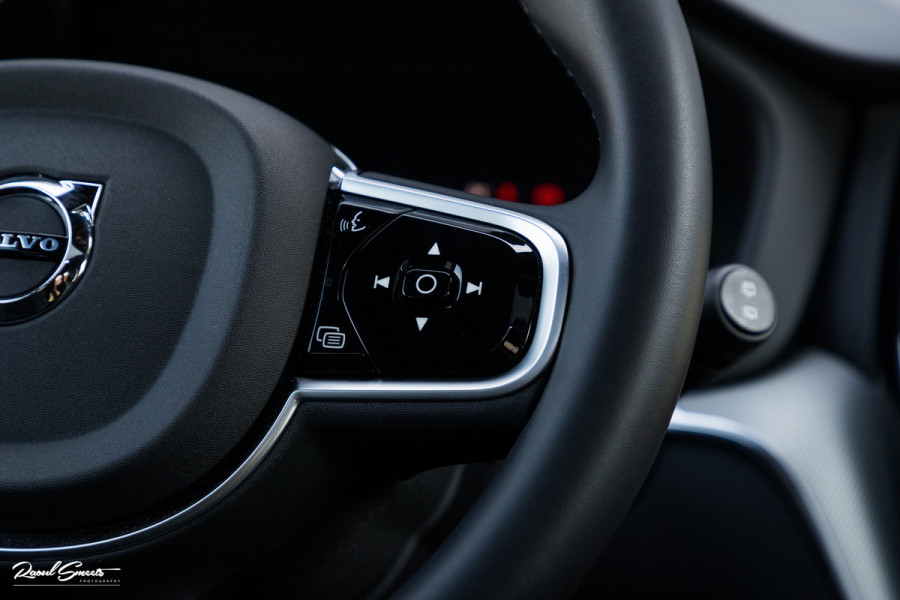 Volvo XC60 2.0 T6 Plug-in hybrid AWD Ultra Black Edition long Range | Luchtvering | Bowers&Wilkins | Zwenkbare trekhaak | Panorama dak | Memory | Blis |