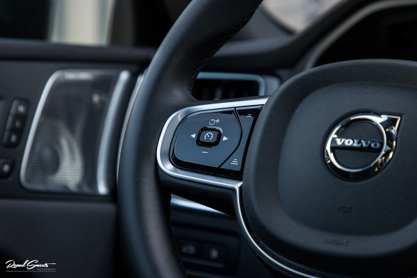 Volvo XC60 2.0 T6 Plug-in hybrid AWD Ultra Black Edition long Range | Luchtvering | Bowers&Wilkins | Zwenkbare trekhaak | Panorama dak | Memory | Blis |