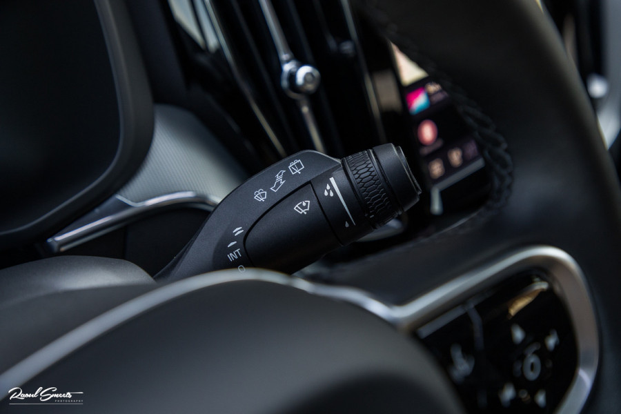 Volvo XC60 2.0 T6 Plug-in hybrid AWD Ultra Black Edition long Range | Luchtvering | Bowers&Wilkins | Zwenkbare trekhaak | Panorama dak | Memory | Blis |