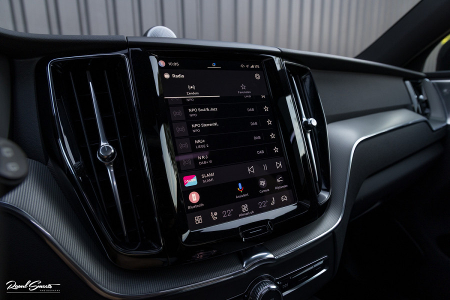 Volvo XC60 2.0 T6 Plug-in hybrid AWD Ultra Black Edition long Range | Luchtvering | Bowers&Wilkins | Zwenkbare trekhaak | Panorama dak | Memory | Blis |