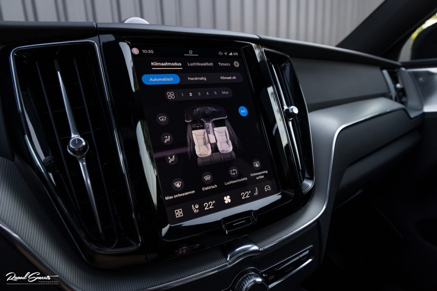 Volvo XC60 2.0 T6 Plug-in hybrid AWD Ultra Black Edition long Range | Luchtvering | Bowers&Wilkins | Zwenkbare trekhaak | Panorama dak | Memory | Blis |