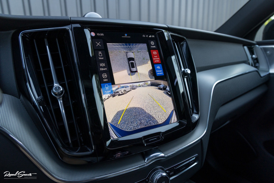 Volvo XC60 2.0 T6 Plug-in hybrid AWD Ultra Black Edition long Range | Luchtvering | Bowers&Wilkins | Zwenkbare trekhaak | Panorama dak | Memory | Blis |