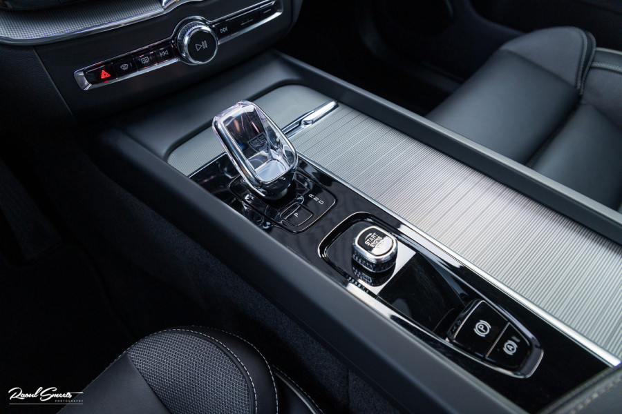 Volvo XC60 2.0 T6 Plug-in hybrid AWD Ultra Black Edition long Range | Luchtvering | Bowers&Wilkins | Zwenkbare trekhaak | Panorama dak | Memory | Blis |