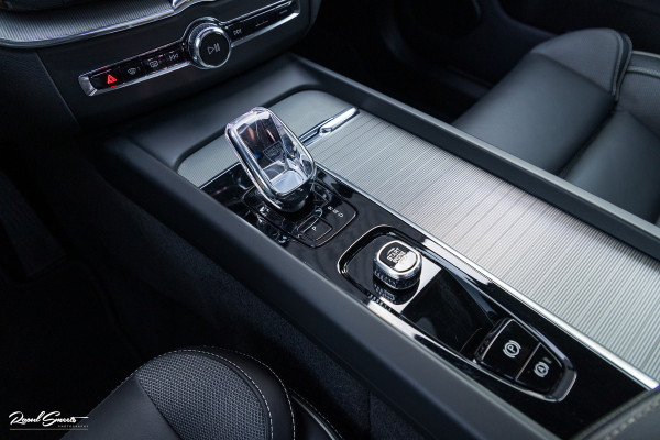 Volvo XC60 2.0 T6 Plug-in hybrid AWD Ultra Black Edition long Range | Luchtvering | Bowers&Wilkins | Zwenkbare trekhaak | Panorama dak | Memory | Blis |
