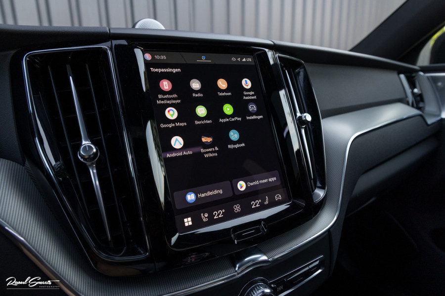 Volvo XC60 2.0 T6 Plug-in hybrid AWD Ultra Black Edition long Range | Luchtvering | Bowers&Wilkins | Zwenkbare trekhaak | Panorama dak | Memory | Blis |