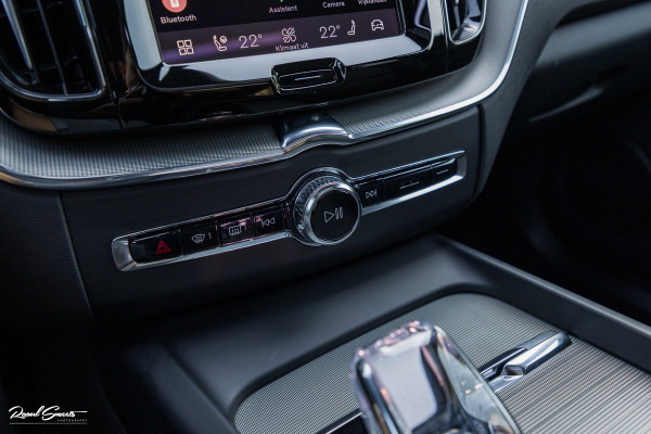 Volvo XC60 2.0 T6 Plug-in hybrid AWD Ultra Black Edition long Range | Luchtvering | Bowers&Wilkins | Zwenkbare trekhaak | Panorama dak | Memory | Blis |